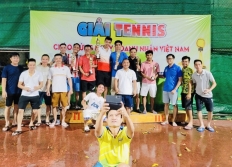 Giải Tennis chào mừng ngày danh nhân Việt Nam quyên góp tặng sách cho trẻ vùng cao.